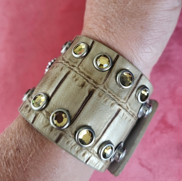 BRAND NEW STUNNING CROCODILE CUFF with gemstones and Cross - Picture 4 of 5